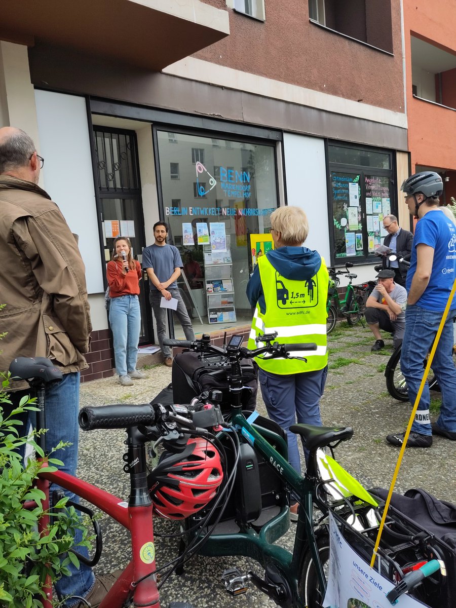 Adfc_Tempelhof's tweet photo. Berlin entwickelt neue Nachbarschaften brachte uns zum BENN-Projekt in der Eisenacherstraße. Auf dem Ma-Damm übten wir uns in Guerilla-Gardening und verschönerten den Wegesrand💐🌺👏
Tour-Abschluss und Ausklang bei den Pfadfindern an der Templerzeile https://t.co/Nsym4yrlcj https://t.co/RIWLnLFY9Q