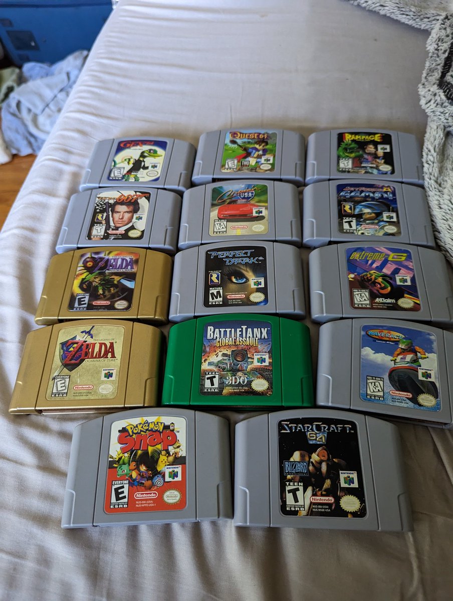 AiviusFA's tweet photo. Got some oldies to pack up. Can't believe I've kept them in this good of condition o.o https://t.co/FSwXNuBTxA
