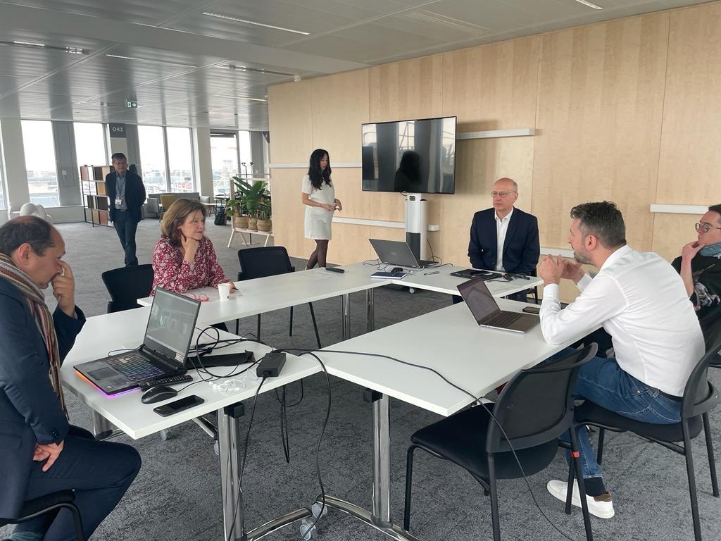 Sy_robert's tweet image. Merci à ⁦@SNCFReseau⁩ de m’avoir accueillie pendant 2 jours pour découvrir leurs innovations technologiques et observer les transformations à l’œuvre, c’était passionnant !!! ⁦⁦@GroupeSNCF⁩ ⁦@chabanelm⁩