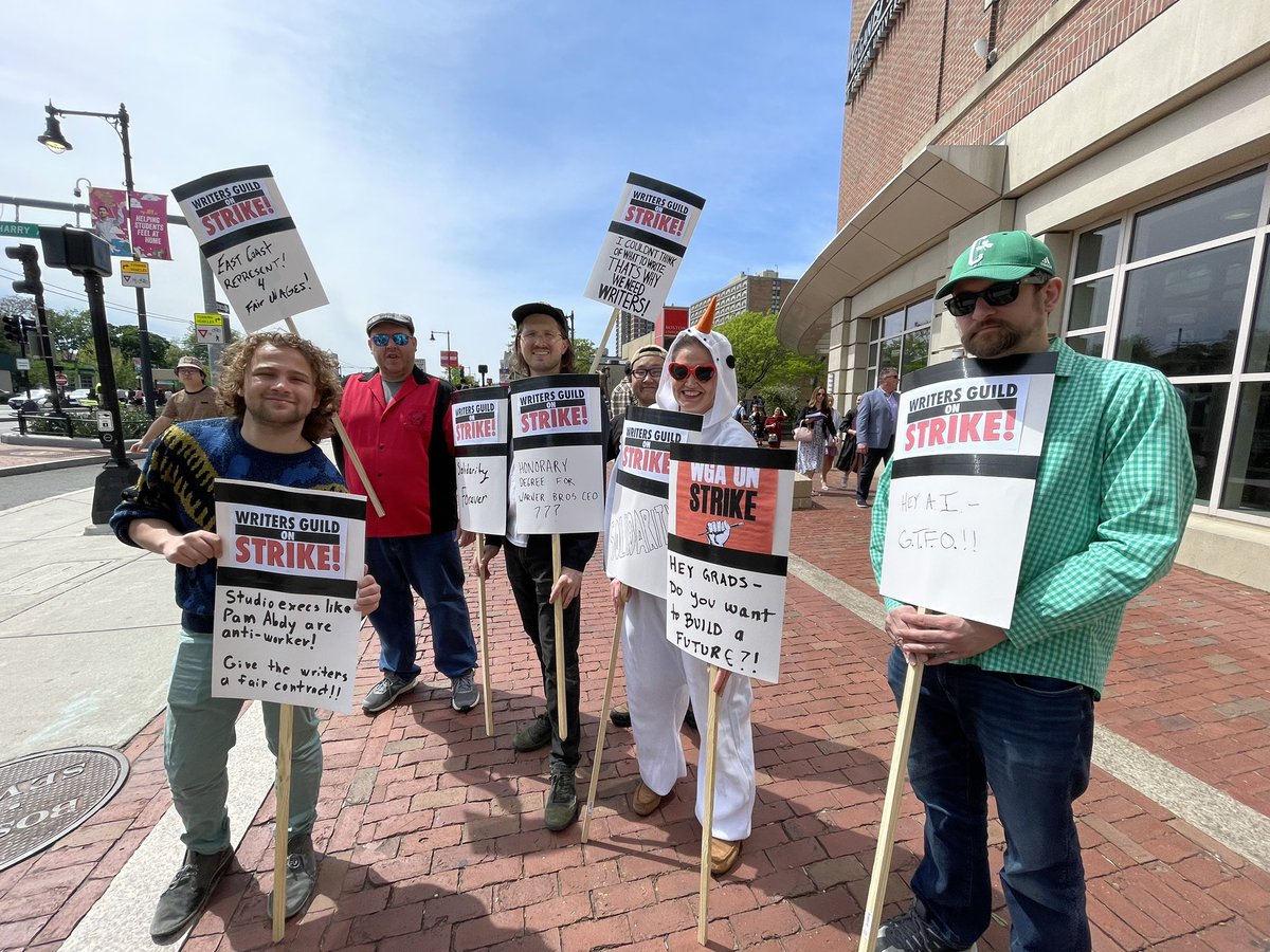 BostonDSALabor's tweet image. Emerson threw the CEO of Warner Bros. Pictures an honorary degree and commencement speaking slot while studios throw their writers out on the curb to strike for their livelihoods and profession.

Solidarity with @WGAEast and @WGAWest and all grads going into film and TV!