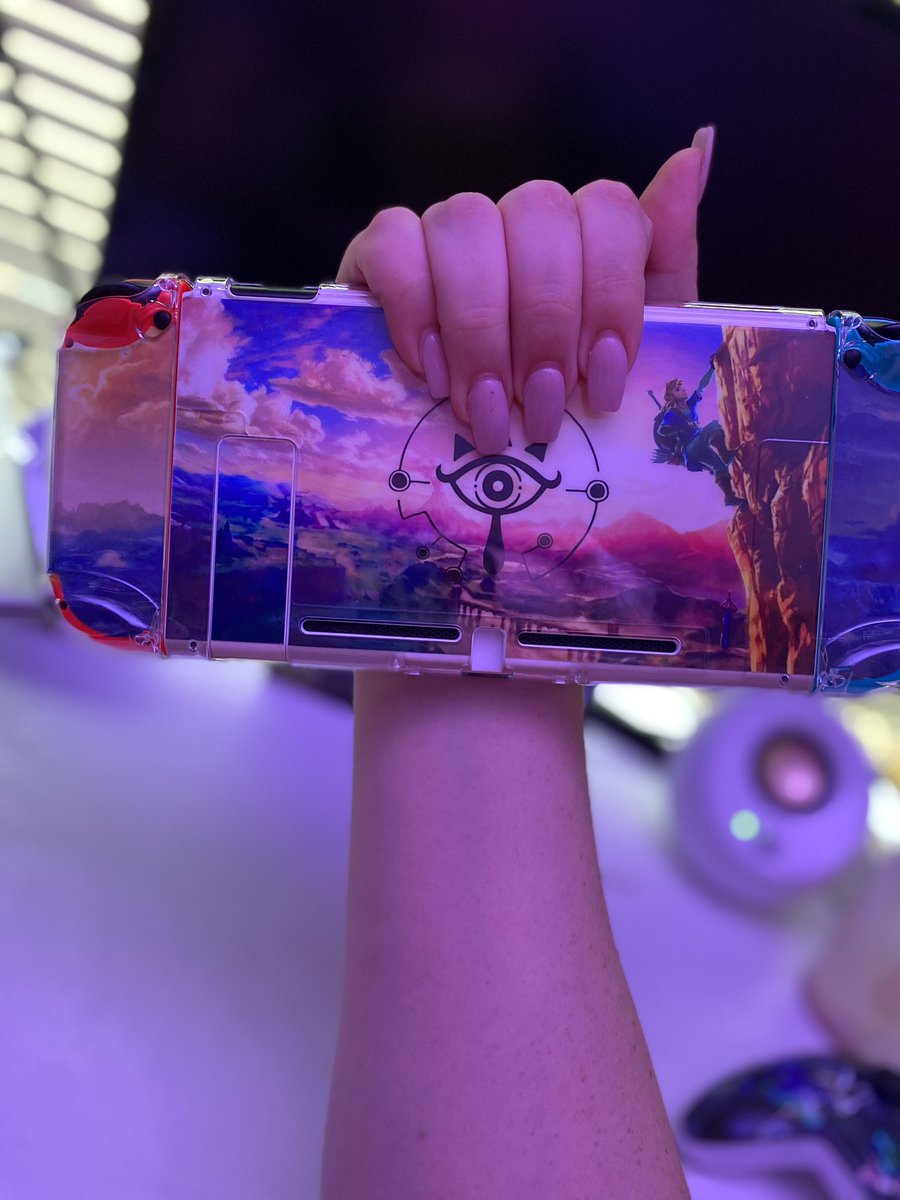Rango_Chan_'s tweet photo. Celebrating the release of #TOTK by showing off my #BOTW skin for my switch https://t.co/nRZ2osH5my