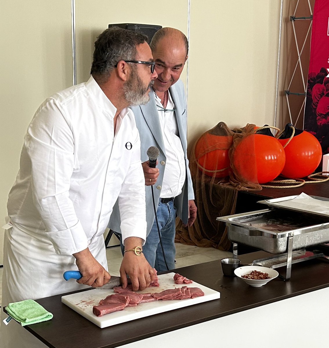 Fran_Gonzalez_P's tweet photo. De Almadraba… hoy @chefdelmar y @PetacaChico han bordado una jornada con productos de excelencia en un marco inigualable. @AlevanteMelia #AtúnRojo #Almadraba #Cádiz #PetacaChico #ChefDelMar #CocinaDelMar #Mayo2023 https://t.co/N6HYCIJykr