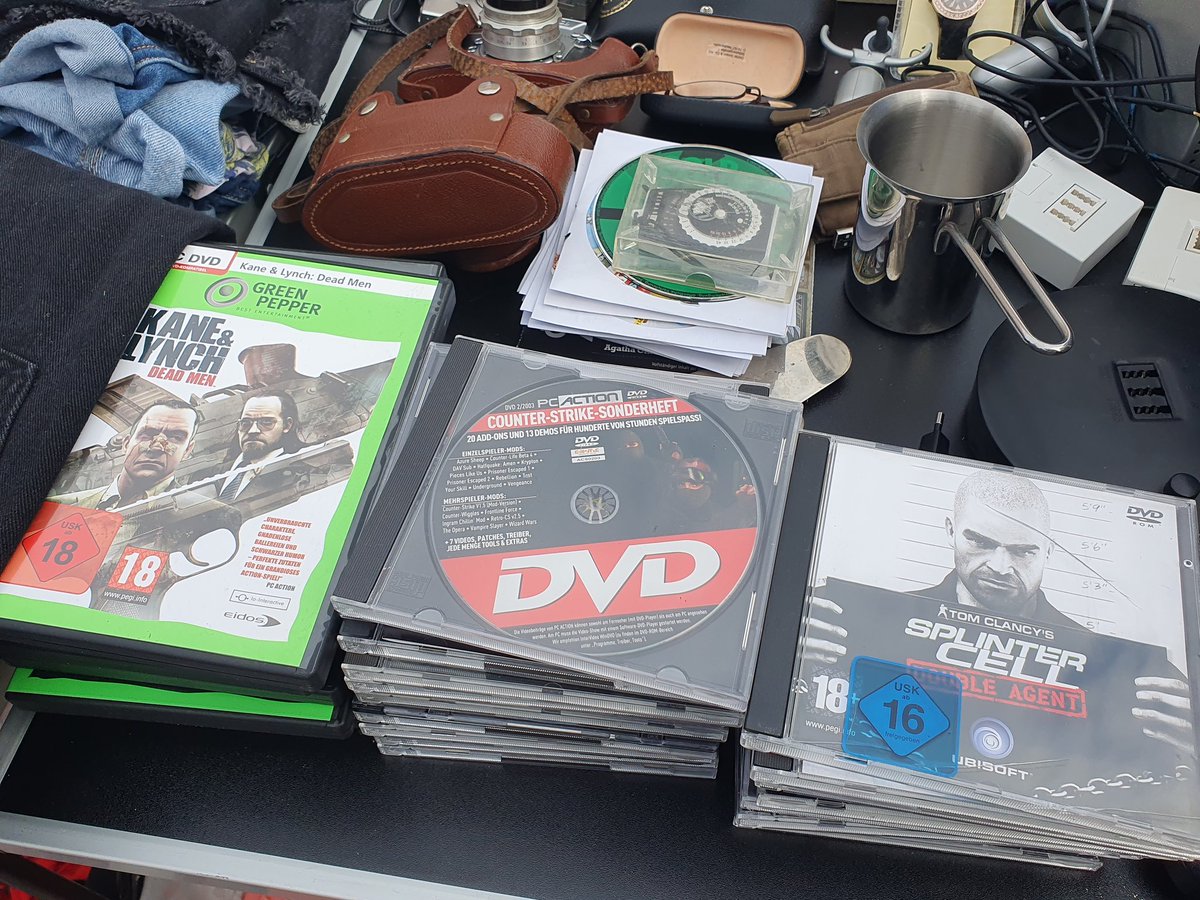 JoachimHesse's tweet photo. Die #CounterStrike-DVD habe ich damals für das Sonderheft der #PCAction zusammengestellt. 😍 Wie viele hundert Jahre ist das jetzt her? Toll so etwas auf dem #Flohmarkt in #Berlin noch mal wieder zu sehen. https://t.co/q38frekKWt