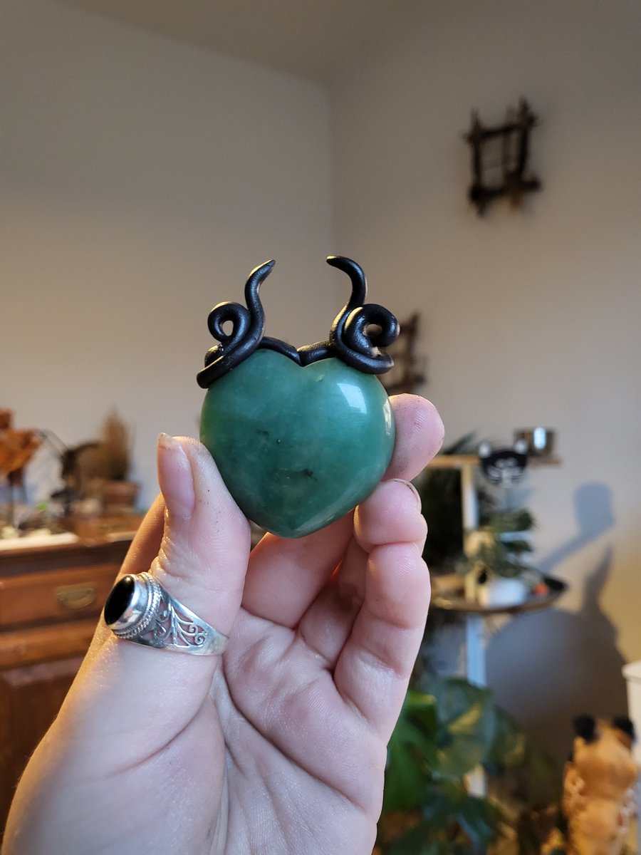 Moona_creations's tweet photo. Je suis en train de travailler un cœur et plus j'avance plus il me fait penser à un personnage Disney 💜💚 vous avez reconnu ? https://t.co/Gb1QCXH9IC