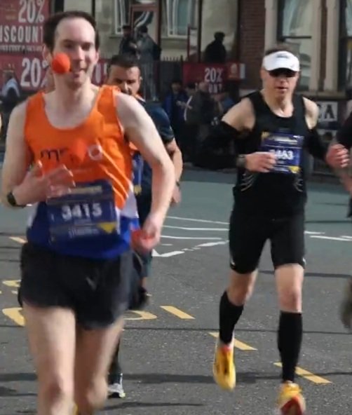 ukjoggler's tweet photo. Was lucky enough to take part in #RobBurrowLeedsMarathon today, couldn't believe the amazing support and such a great cause, the whole city came out! New #joggling PB 3:09:13 and 1 drop, congrats everyone https://t.co/zkZfoNLMxN