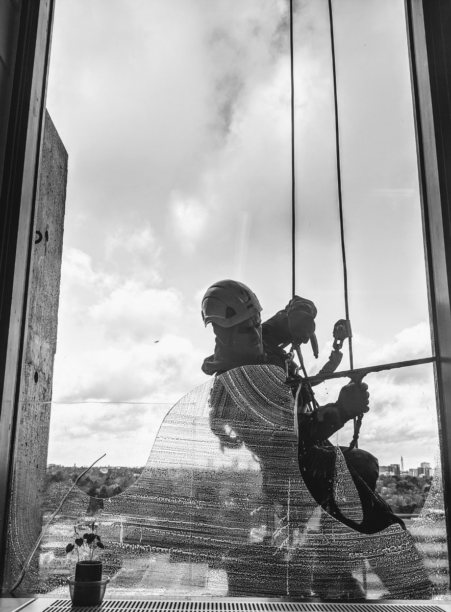 julsbarnes's tweet photo. @MuirheadTower Always looked forward to seeing the window cleaners from the 10th floor 😊 https://t.co/xMfnf9IszV