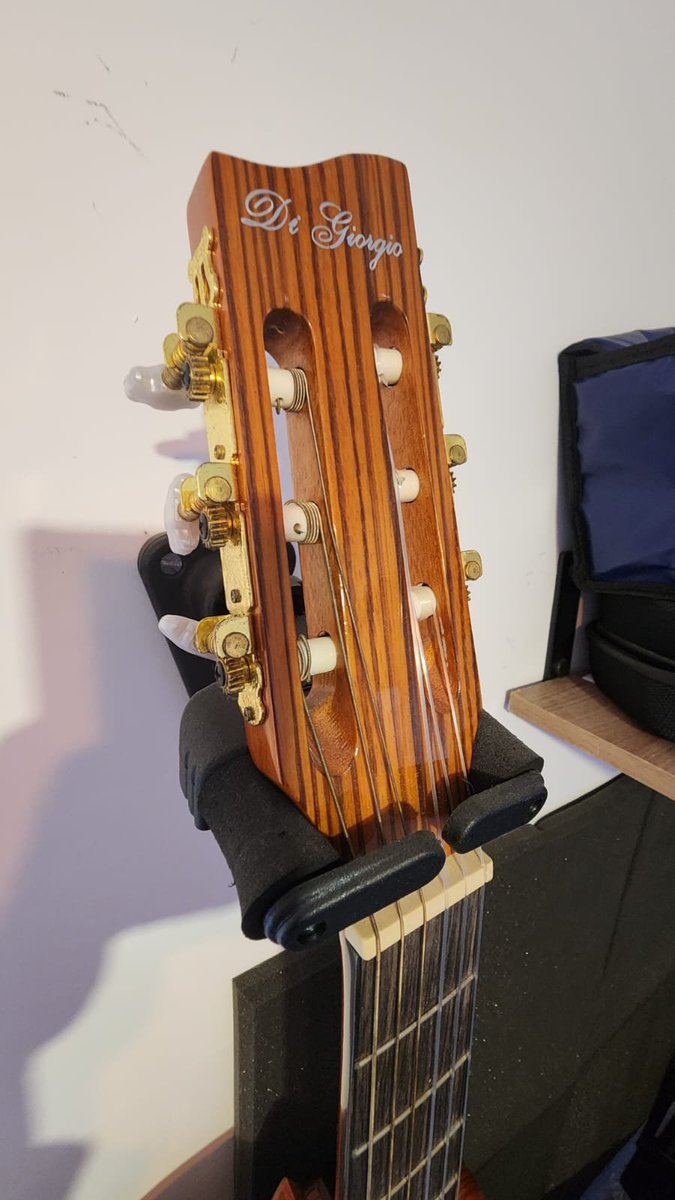 Vecet's tweet photo. Preciso fazer 💸 pra medicação, to passando a frente meu violão. 

🎸Di Giorgio Monterey - Nylon com afinador/elétrico + Capa.

O braço de guitarra ficou pequeno para mim, logo quase não usei, está basicamente novo.

No site oficial ele saí por R$1500, vendo a vista por R$1000. https://t.co/N34uGIhUyu