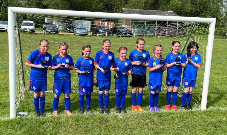 FIREFLIES WIN PRESIDENTS CUP #Pitchero
sporting77.co.uk/news/fireflies…