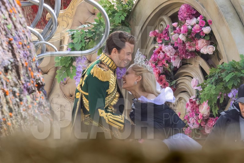 kdlavs's tweet photo. Jonathan Bailey &amp; Ariana Grande BTS from the #WickedMovie sets 🤩🤩 

Credits to @rippedpromdress ✨️

https://t.co/SYR1TxqLAL https://t.co/RA3Q8YxOXX