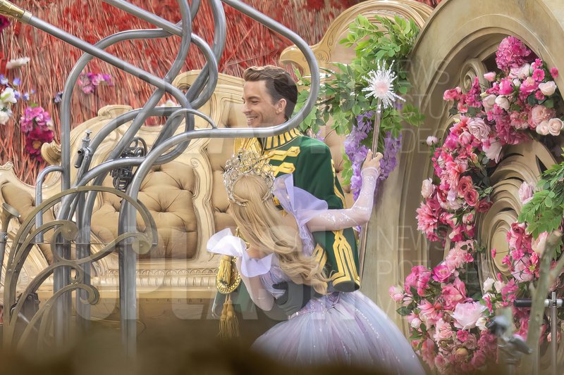kdlavs's tweet photo. Jonathan Bailey &amp; Ariana Grande BTS from the #WickedMovie sets 🤩🤩 

Credits to @rippedpromdress ✨️

https://t.co/SYR1TxqLAL https://t.co/RA3Q8YxOXX