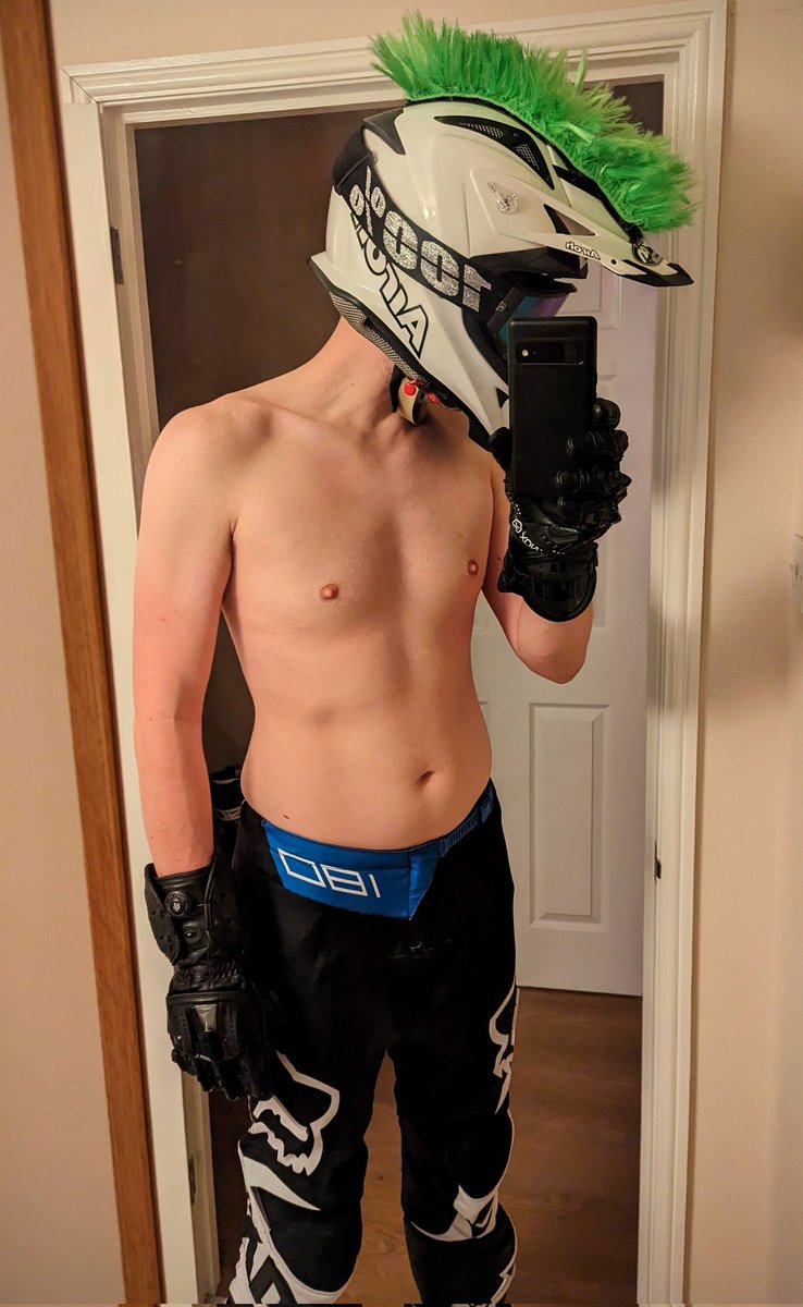 Trying something new. Hoping my chest won't be too angry with me tomorrow morning 😬

#barechest #shaved #gearhead #mxbiker #gearfetish #handroids