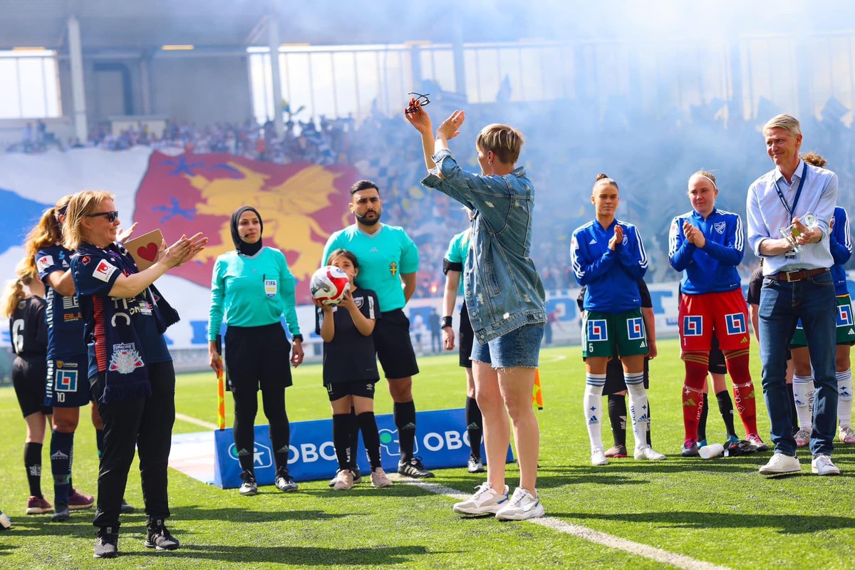 LinkopingFC's tweet photo. Nilla Fischer ❤️ 

Äntligen fick vi tillfälle tacka av en av fotbollssveriges största legender, och som varit en stor förebild och otroligt viktig för LFC under åren här. Vi kan inte tänka oss ett bättre tillfälle än inför fulla läktare. Tack för allt ❤️💙 https://t.co/ufOimVjXA0
