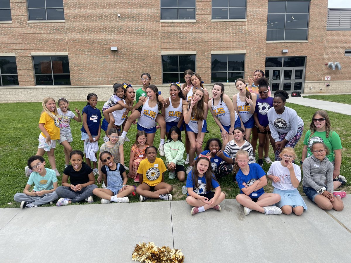 “Almost” Senior cheerleaders helping out at Lincoln Elementary enrichment day! Lots of fun!!! 📣