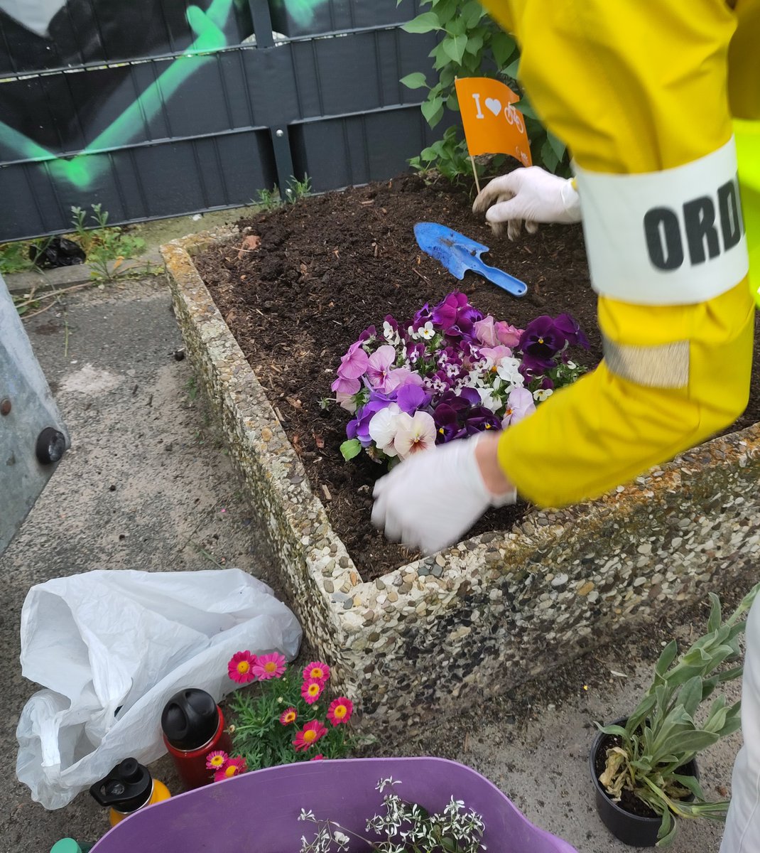 Adfc_Tempelhof's tweet photo. Guerilla-Gardening am Mariendorfer Damm lädt zur Nachahmung ein, damit unsere Stadt schöner wird😊🌺💐 https://t.co/ZPDTvMJW9G