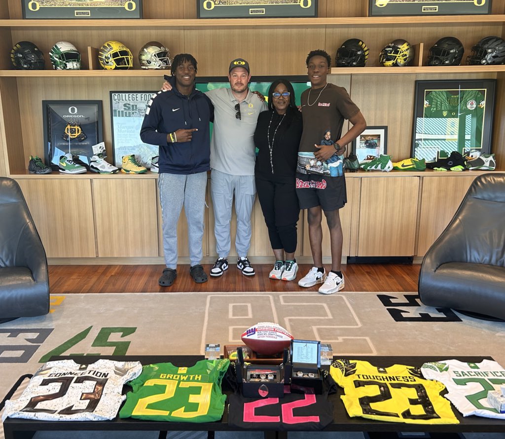 zina_umeozulu's tweet photo. Had an amazing weekend @oregonfootball will be back soon🦆! #GoDucks https://t.co/8tJKfjArVX