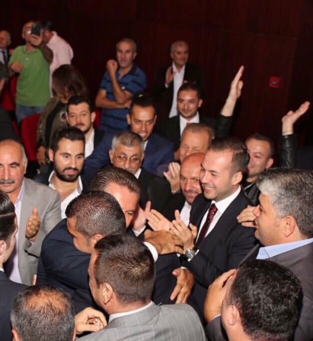 İyi günde de kötü günde de beraberdik.
Zor zamanları da gördük, ihanetleri de.
Bittiler, başaramazlar dediler.
Pes etmedik, yılmadık, mücadeleyi bırakmadık.
Çünkü her zaman sevgi tohumları ektik, bu tohumların yeşereceğine inandık.
Ve bugün, onurlu mücadelemizin yeşeren