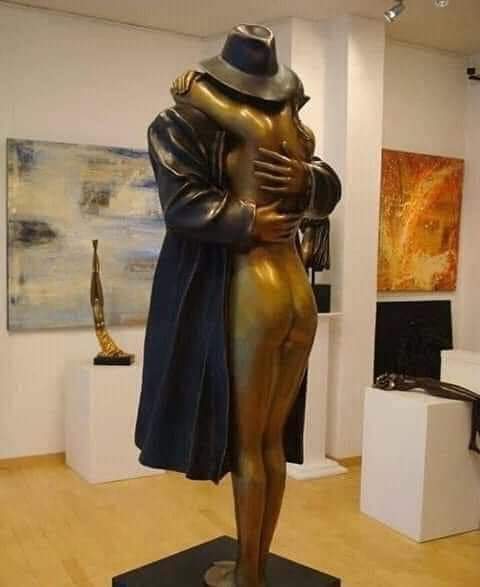 Não digas nada, dá-me só a mão. Palavra de honra que não é preciso dizer nada, a mão chega. Parece-te estranho que a mão chegue, não é, mas chega. Se calhar sou uma pessoa carente. Se calhar nem sequer sou carente, sou só parvo.

António Lobo Antunes