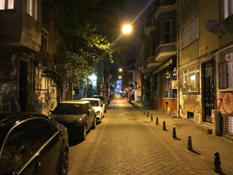 #MandateWithNewsTap - #TurkeyElections | The streets of Istanbul’s Kadikoy district are empty as most of Turkey sat at home glued to their television sets to follow the knife-edge election results come in.

#Turkiyeelection  [Image: AlJazeera]