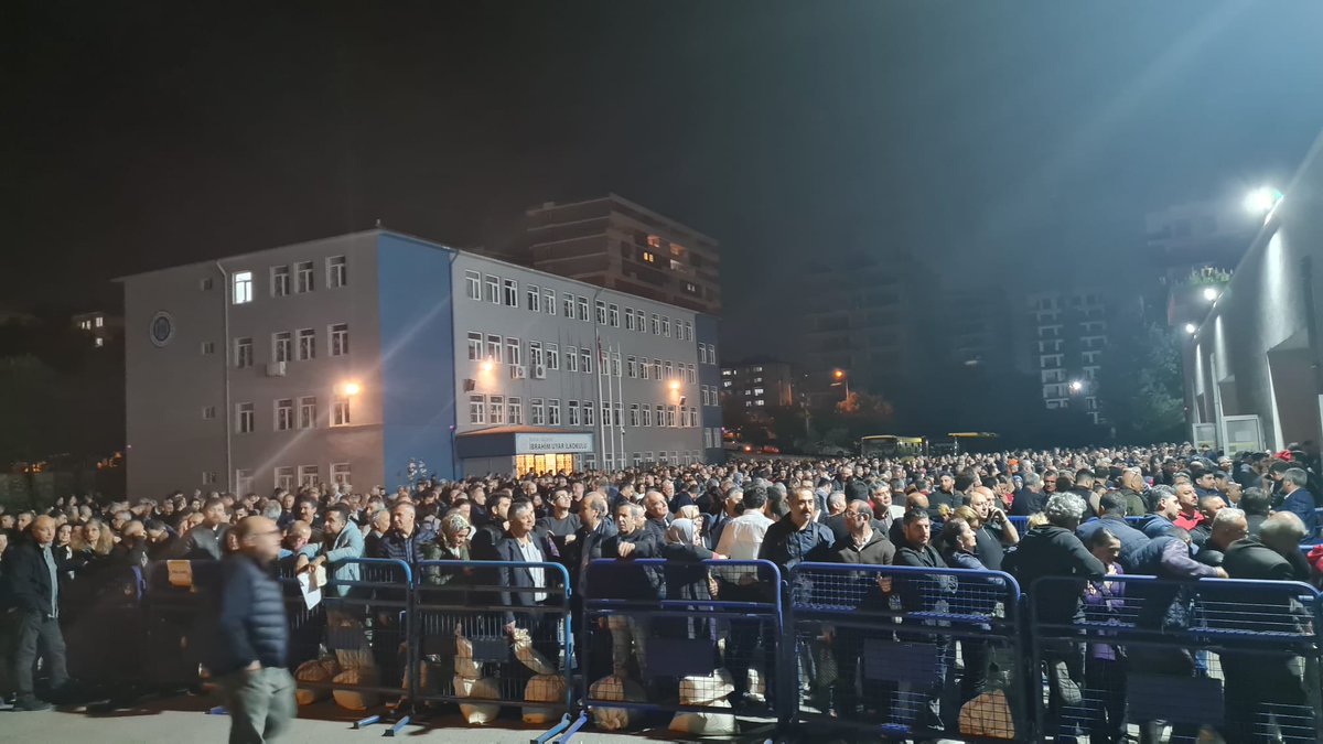 #YskOylarıSistemeGir
Bu Halk aptal değil
Ey YSK gir şu oyları
Yeter!