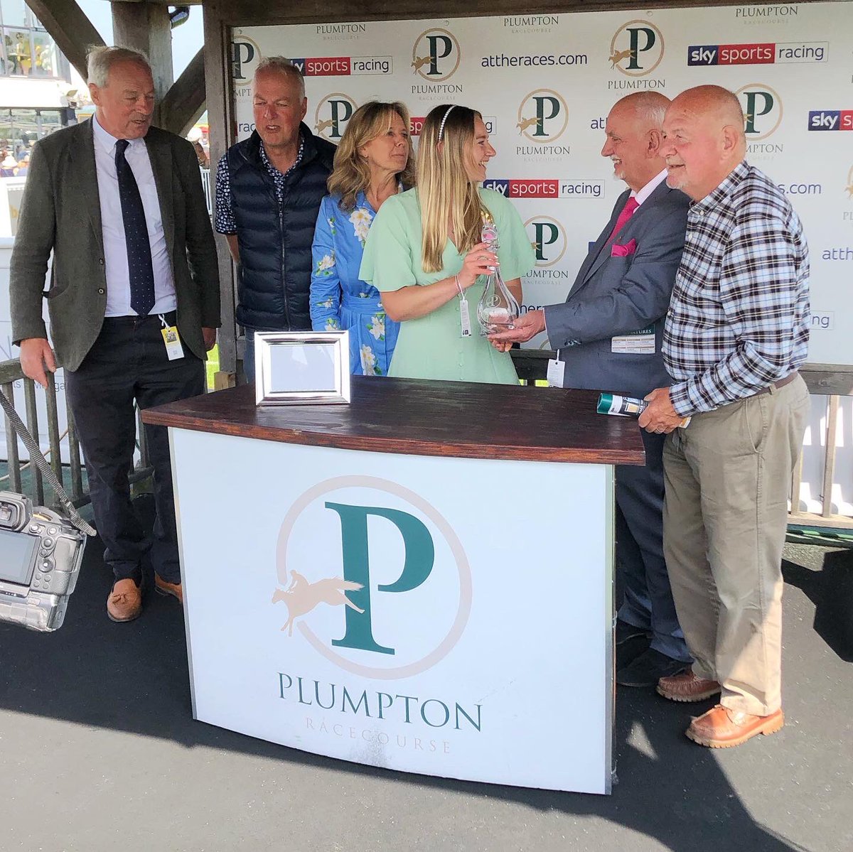 Winner <a href="/plumptonraces/">Plumpton Racecourse</a> today! <a href="/NickScholfield1/">Nick Scholfield</a> rode a great race to bring Small Bad Bob home in 1st 🏆 #racing