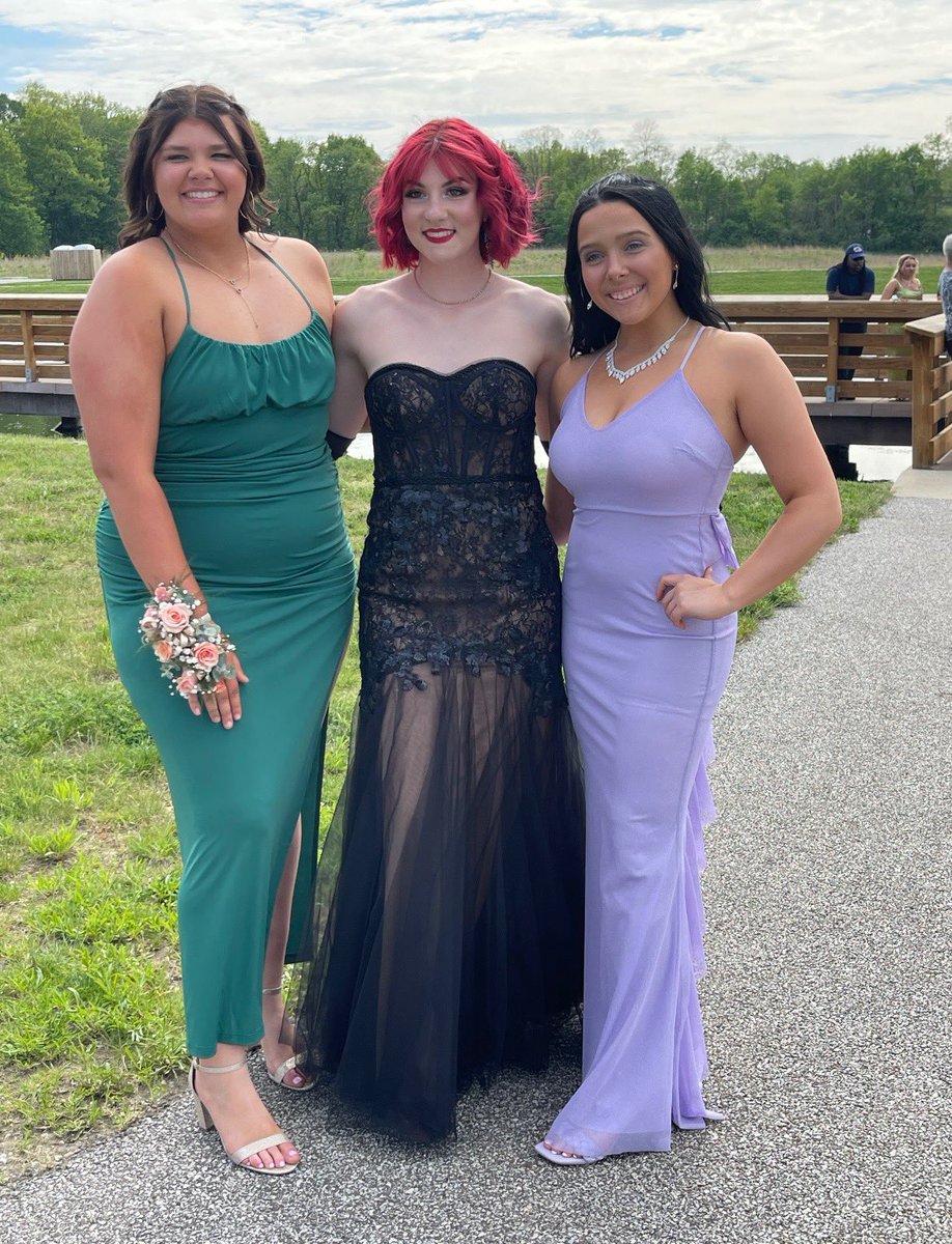 MHSsoftball2025's tweet image. Our girls looked STUNNING last night at prom 🤩 (more pics in next tweet)
