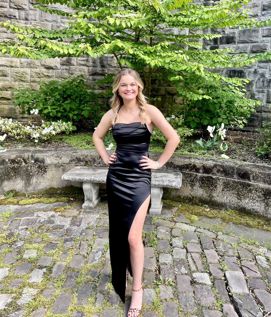 MHSsoftball2025's tweet image. Our girls looked STUNNING last night at prom 🤩 (more pics in next tweet)