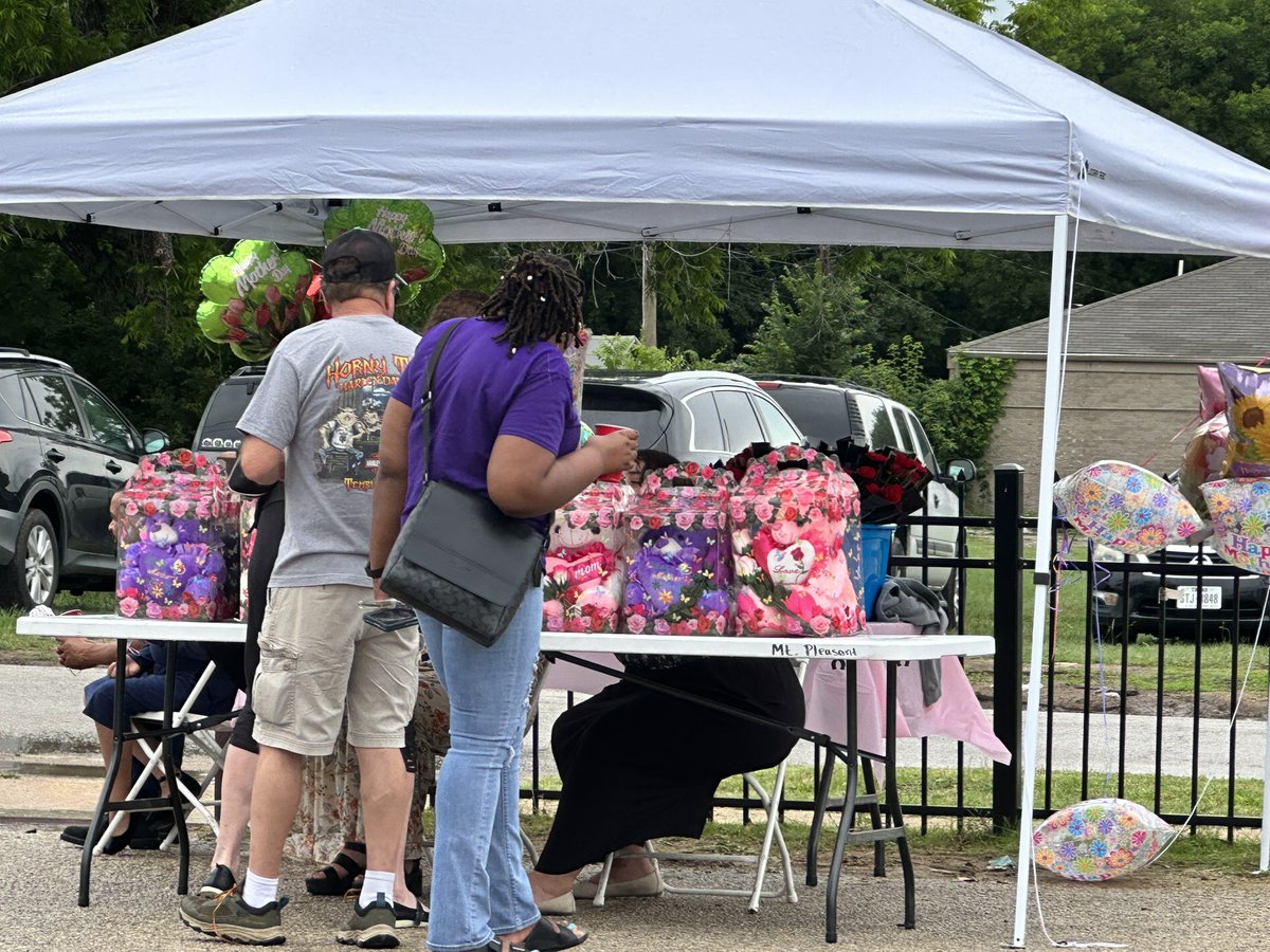 zsolistx's tweet photo. Even the rain is not stopping us to celebrate our #caregivers and mothers at the Caring For Our Own: Mother's Day Festival! ☔ Join @AARPTX #FortWorth to celebrate this day and our #caregivers!  Happy Mother's Day! 💐 #AARPEmployee https://t.co/kykSZtsiFF
