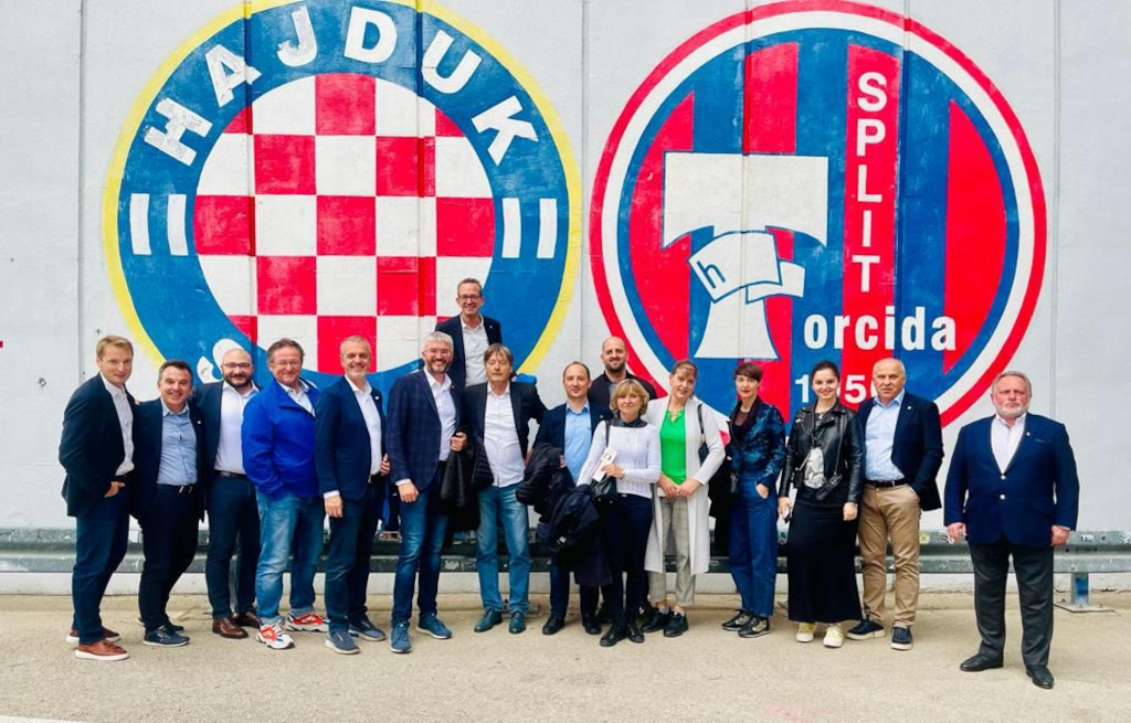 eusaunisport's tweet image. Executive Committee members of the European University Sports Association (EUSA) met in #Spli #Croatia, hosted by #CASF/#HASS and @HrUnist .
eusa.eu/news?eusa-exec…
#eusaunisport #myeusa #goodgovernance #split #unisport #eunisporthr #unisportst