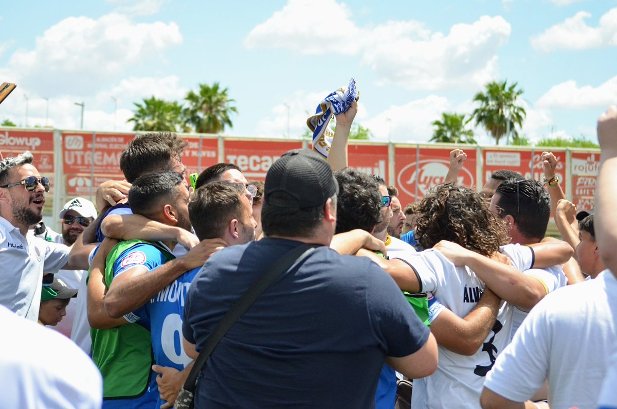 ¡GRACIAS! 🫂 Estando a más de 200km del Vivar Téllez, hoy hemos jugado en casa. Con el apoyo de nuestra afición que nos llevó en volandas y a pesar de cualquier contratiempo, no hay reto que juntos no podamos superar. ¡Gracias por todo! ¡Ésto es Vélez!

#100AñosJuntos
💙🤍💛🤍💙