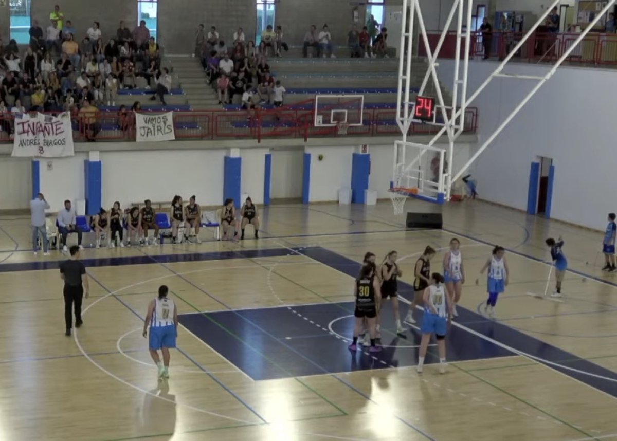 FBRegionMurcia's tweet photo. ¡@AulaVeritas @CBJairis se lleva el título en un final agónico! 😱😱

Natalia Rodríguez la tuvo para darle la copa y el ascenso a @ADEliocroca pero el aro la escupió… 50-49 al final.

¡Menuda final y temporada de ambos equipos! ¡Enhorabuena a todas! 💛🖤💙🤍 https://t.co/zP4Duj5MHU