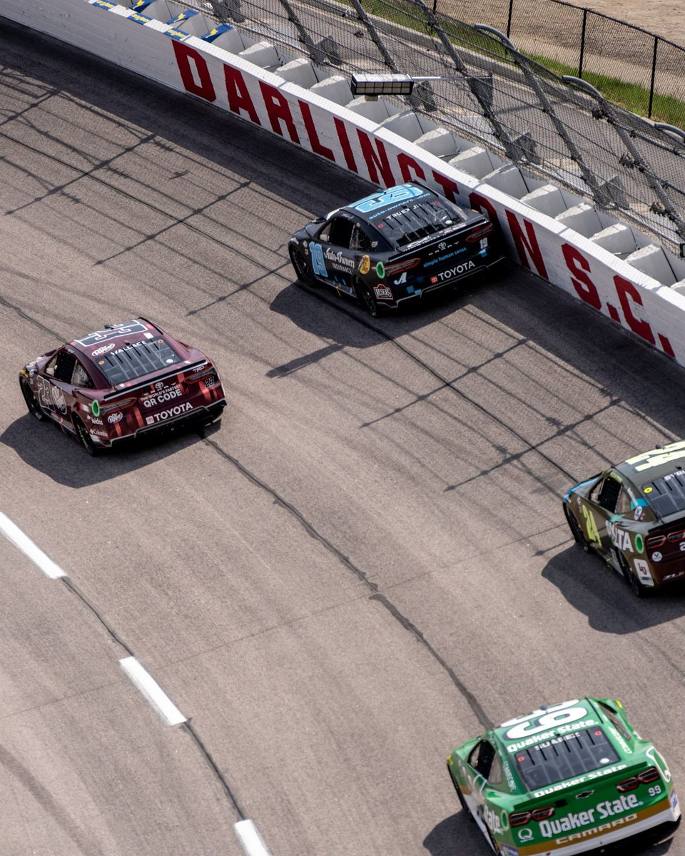 NASCAR's tweet photo. So close to that wall. 🤏 https://t.co/qnJ2q4ydgK