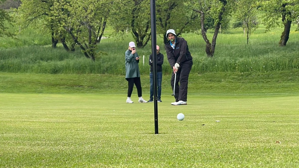 Der coole Flight übertraf das ungünstige Wetter. Der Golfsport zeigt einem jedes mal, wenn das mentale nicht stimmt. So brauchte ich 17 Löcher um warm zu werden🙈 um dann das Team zu unterstützen, aber dann ein wunderschönes 18tes Loch 🤩