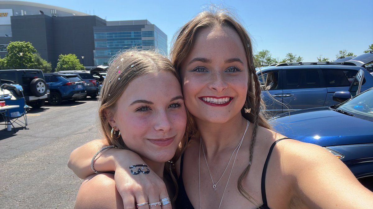 soitgoesgrace's tweet photo. @taylornation13 WE ARE!!!!!!!!!! it’s already the best day 🥹🫶🏻 #TSTheErasTourPhiladelphia #PhillyTSTheErasTour https://t.co/1RfuViAi8a