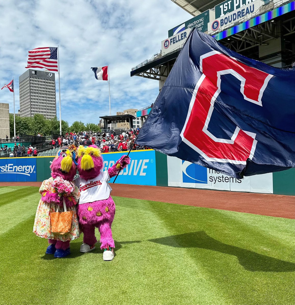 SliderTheMascot's tweet photo. Best Mother’s Day ever! 💕💕💕 https://t.co/lZxEjkuc3k