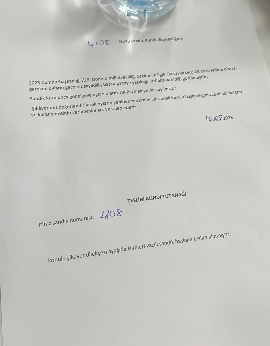 Arkadaşlar bizde de daha MV oy sayımı BAŞLAMADAN hazır itiraz dilekçesi getirdiler, AKP’li genç arkadaşın eline tutuşturdular bunu. Başkan dahil herkes “saçmalama hepimiz beraber saydık, bunu kabul etmiyoruz, imzalamıyoruz” dedik, etmedik. Tutuştular, çünkü #kazanıyoruz 🫶🏽✊🏽