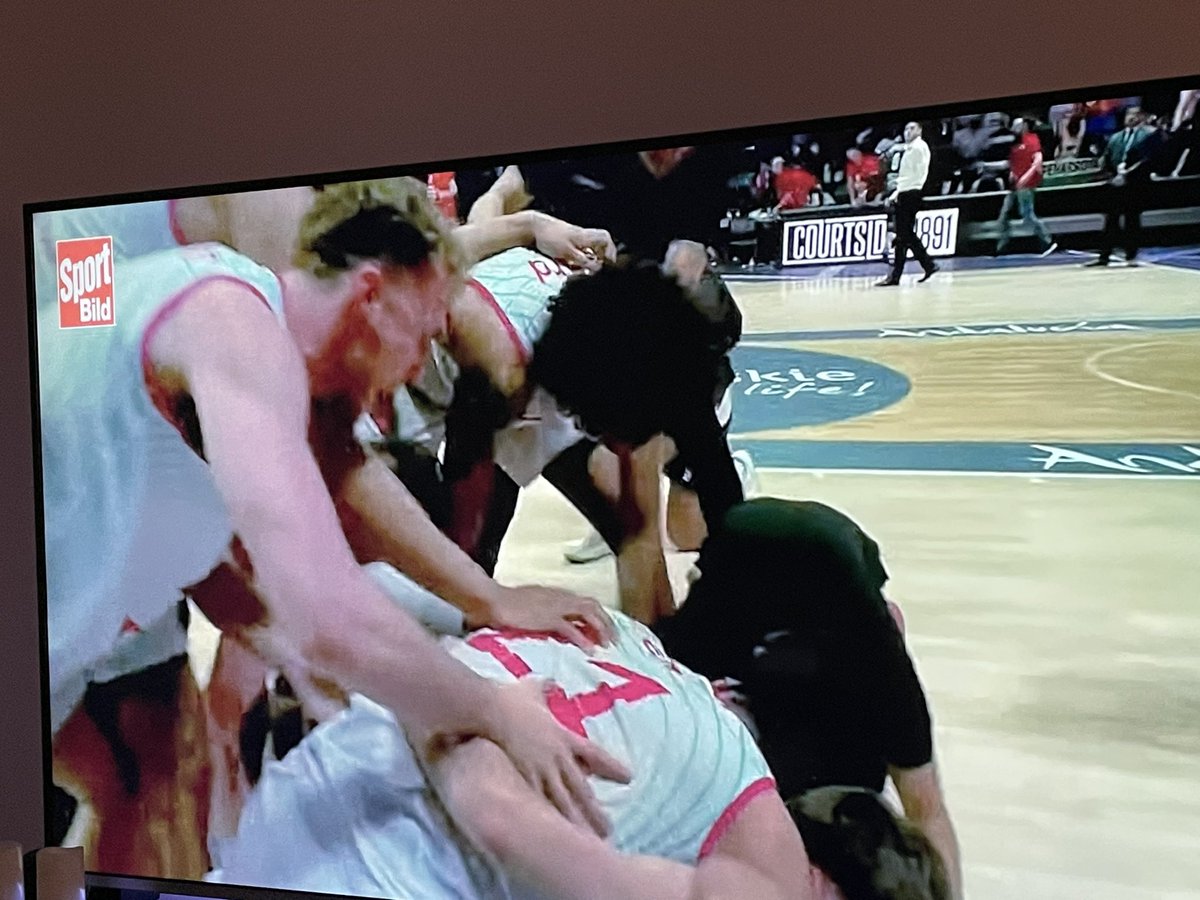 FNU_SNU_'s tweet photo. @BasketballCL @TelekomBaskets 🎉🎉🎉🎉🍾🍾🍾🍾🍾🍾🎉🎉🎉🎉🎉🎉 BASKETS!! Weeeeee aaaaare the Champions!! Weeeee are the champions!! 🫡🫡🫡🫡🍾🍾🎉🍾🍾🎉🍾 https://t.co/NSyUzRhi5Y