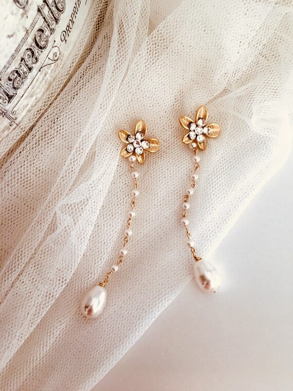 Beaded Earrings Long Bridal Earrings Dangle etsy.me/3mUn5mg #delicateearrings #goldstudearrings #goldflowerearrings #romanticwedding @etsymktgtool