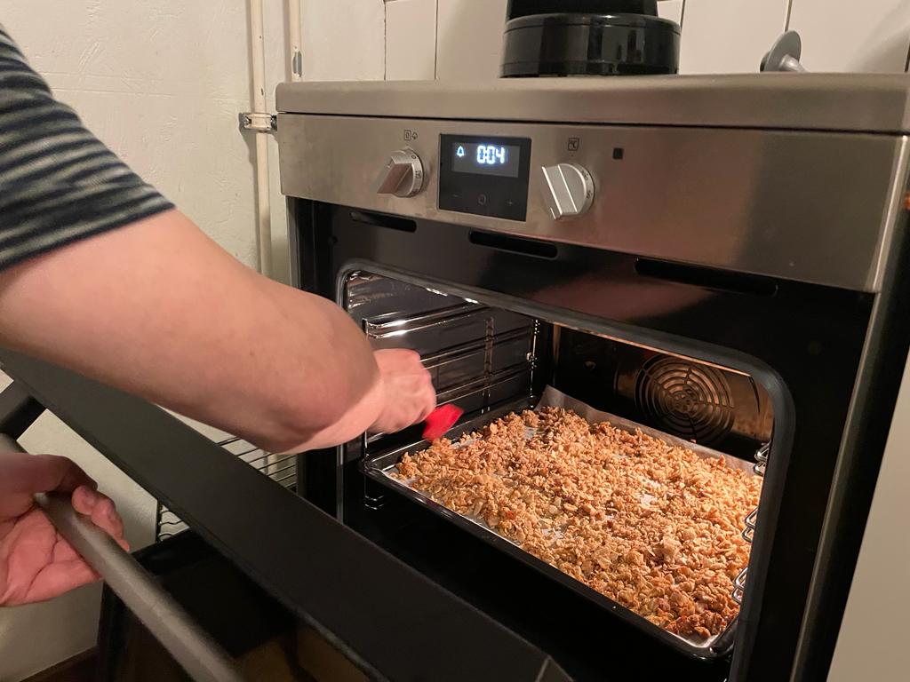 Zelf granola gemaakt.... en dat ruikt me toch lekker 😋