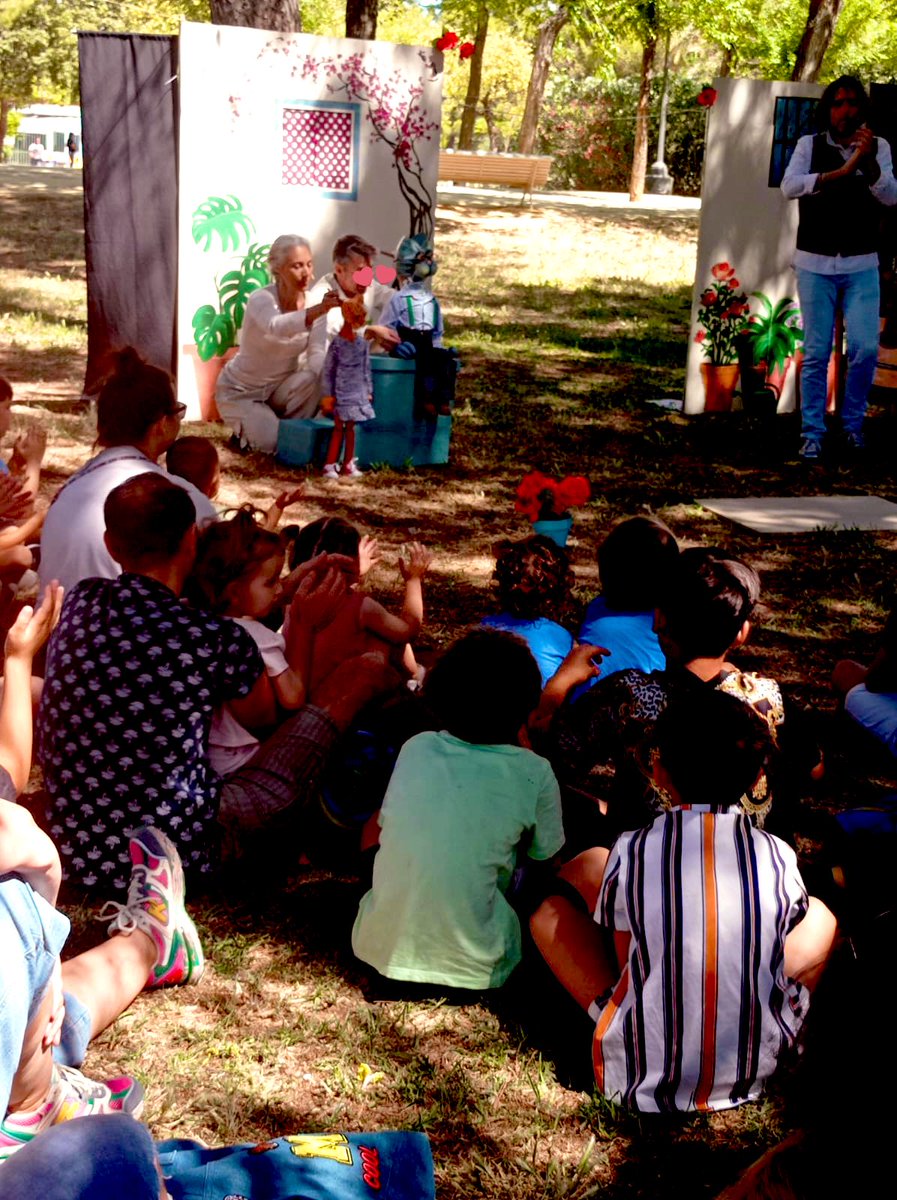 Mañana de domingo con el FESTIVAL DE TÍTERES  de Sevilla, en nuestro Parque Amate, gracias a Cultura en Parques y #Tudistrito donde hemos podido cantar, aprender y disfrutar niñ@s y mayores con la compañía Titireando y su obra Un patio con mucho arte 

#sevillaciudaddelainfancia