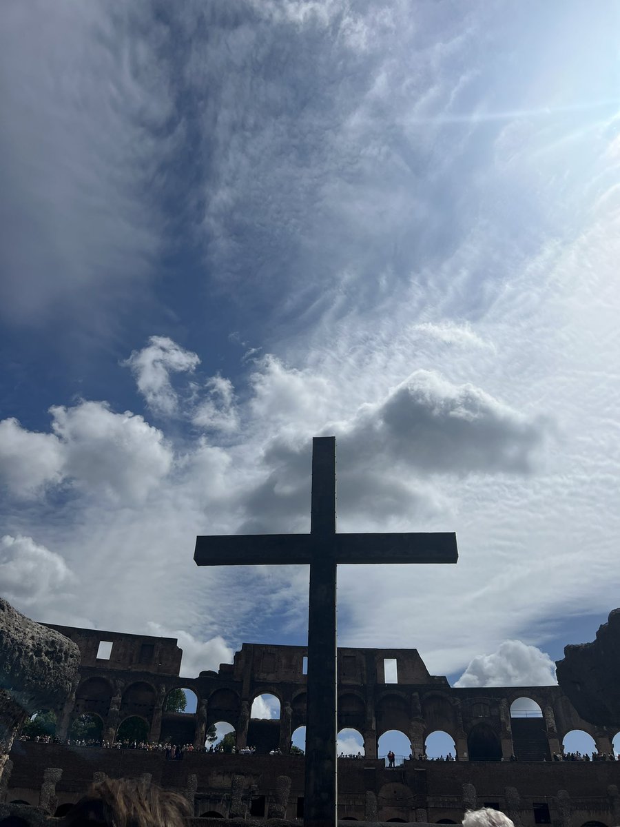PepitaCorona's tweet photo. Greetings from 🇮🇹 #roma #fuentedetrevi #amoreenitalia Definitely the most Beautiful thing I’ve ever seen in #colosseumrome the ✝️ where the power of G♥️D resides in our world life. #Deus #romavibe #fontanaditrevi https://t.co/4illrkRtrY