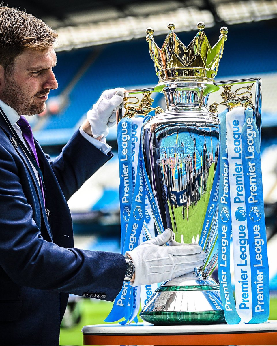 Managing_City's tweet photo. 🚨: The Premier League trophy will be present at the Etihad Stadium on Sunday✅. If Arsenal lose on Saturday, #ManCity will be crowned Champions, if they win and #ManCity beat Chelsea, they will lift the trophy infront of their fans!!🏆 https://t.co/fwsAtnN7nw