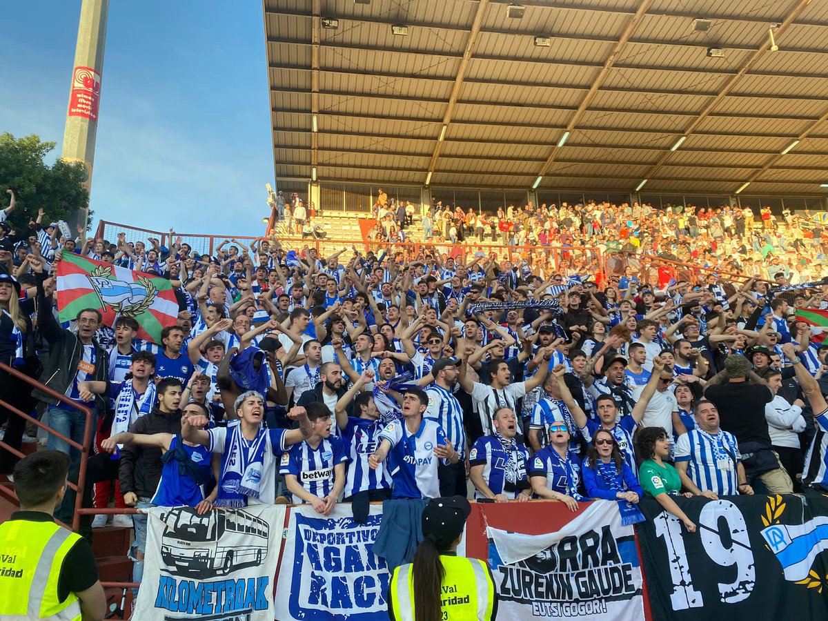 Alaves's tweet photo. 🫡 Honor a esta gente.

Con vosotros todo es más fácil.

El sábado, juntos en Mendizorrotza, seguimos nuestro camino.

¡Buen viaje de vuelta! 💪🏽

#EsteEsElCamino 🔵⚪️ https://t.co/hGHergysnY