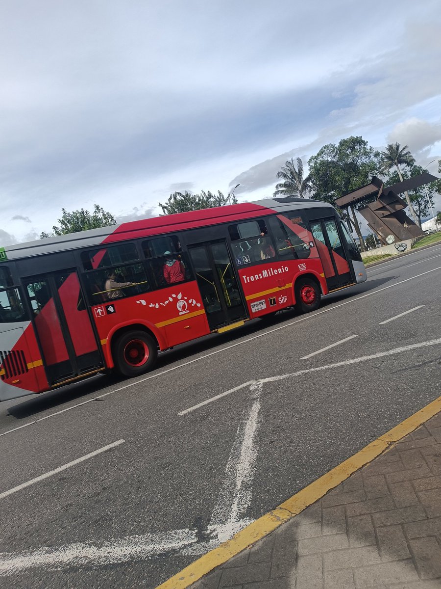 Andreinarchila's tweet photo. @TransMilenio Para ustedes nunca pasa nada! Llevo más de 30 minutos en la parada CAC y no paran ni pasa el K86. Básicamente porque sus funcionarios les dicen en el aeropuerto que sigan derecho! Sabiendo que está parada la deben hacer! https://t.co/yyZaF2zal7