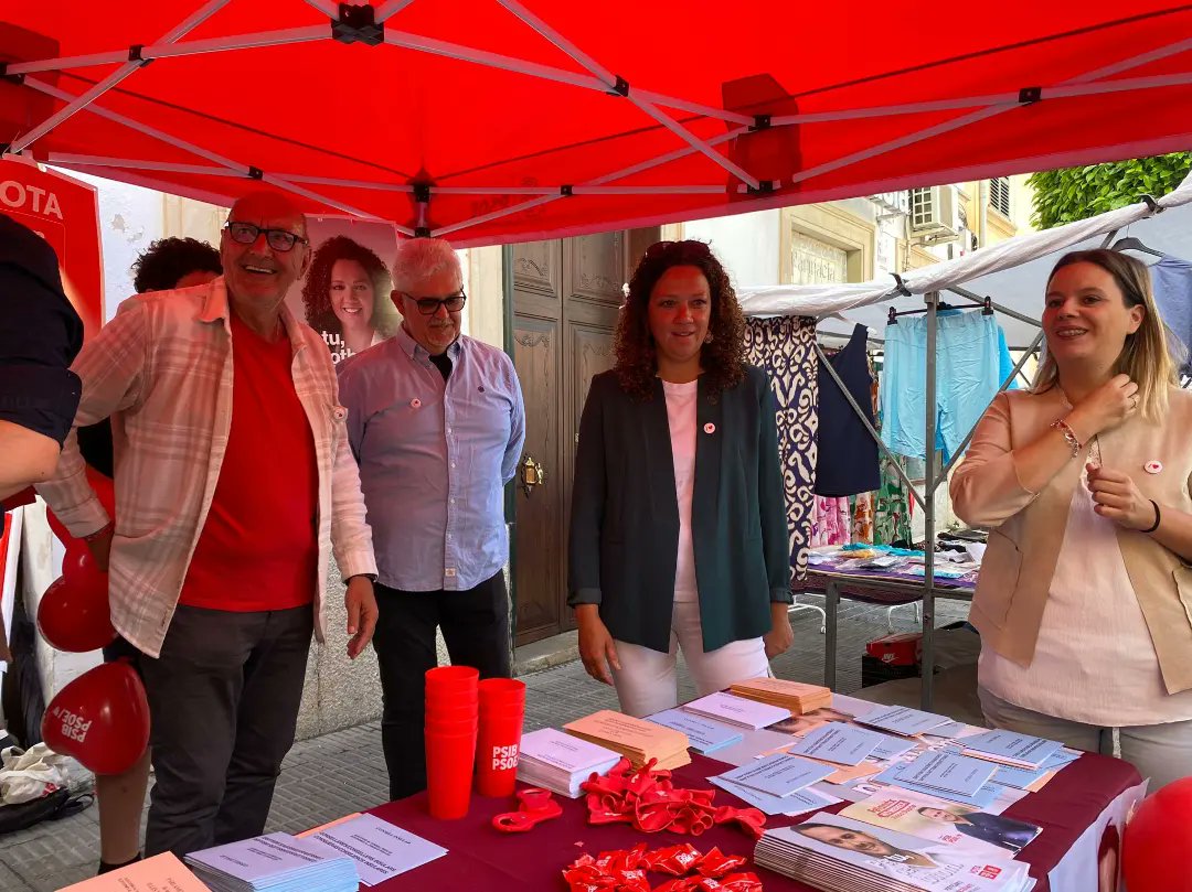 Felanitxpsoe's tweet photo. 🔴 Diumenge de Fira a #felanitx amb bon ambient, il·lusió i socialisme.

#VotaPSIBPSOE 🌹
#Felanitxhomereix 
#shorta #escarritxo #calaferrera #casconcos #portocolom https://t.co/WRS7FDrJ6K