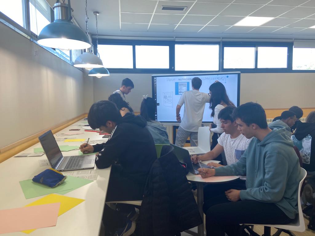 El Aula del Futuro es un proyecto del INTEF inspirado en el Future Classroom Lab. El alumnado de 2BTO preparó un proyecto para Educación Física y Deportiva. Presentaron en el ágora, utilizaron diferentes espacios y herramientas digitales para investigar, debatir y planificar.