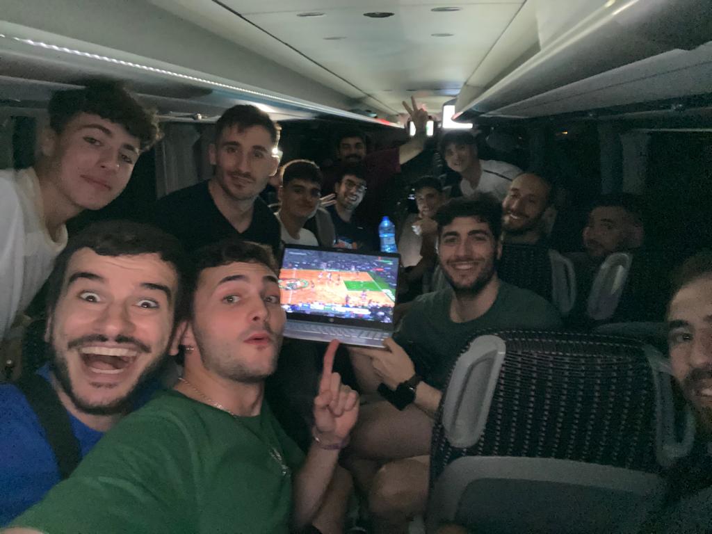 Acabamos de subir a EBA, y vemos NBA volviendo en el bus. Somos CD Adesavi 🏀💛 #TiempoDePlayoffs #NBASundays @MovistarNBA @CDADESAVI @ADaimiel @guillegimenez_