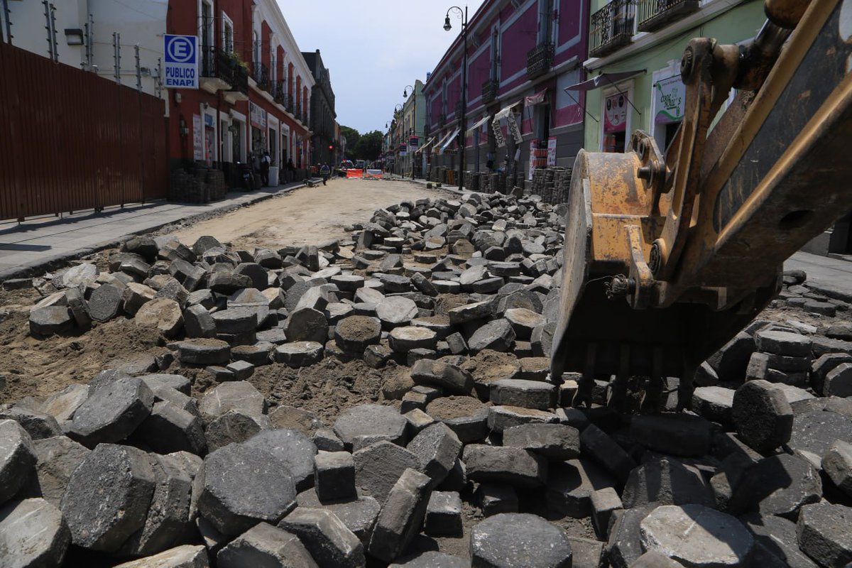 OroNoticiasPue's tweet image. #Puebla Avanzan las obras de rehabilitación del #CentroHistórico. De acuerdo al cronograma de trabajo, en la 10, 12, 14, 16 Oriente-Poniente –en los tramos correspondientes entre 11 Norte y bulevar 5 de Mayo— ya se realizaron los trabajos de retiro de #adoquín y cajeo.
