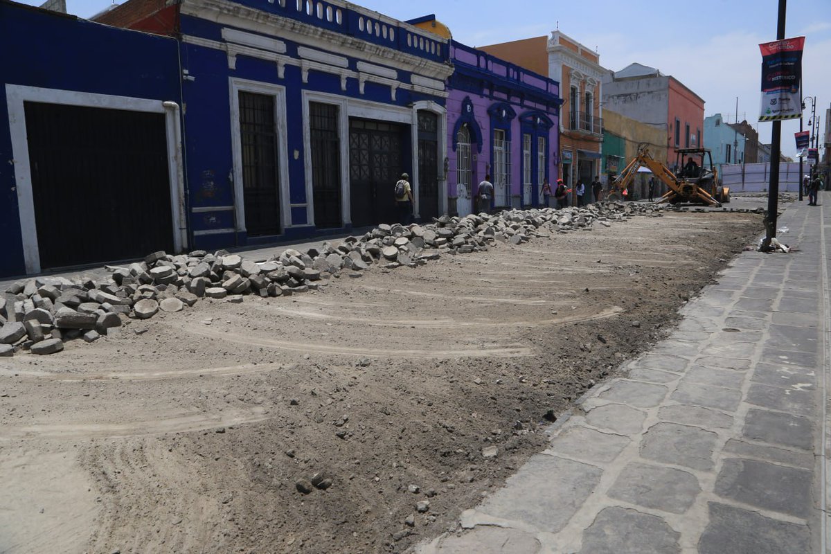 OroNoticiasPue's tweet image. #Puebla Avanzan las obras de rehabilitación del #CentroHistórico. De acuerdo al cronograma de trabajo, en la 10, 12, 14, 16 Oriente-Poniente –en los tramos correspondientes entre 11 Norte y bulevar 5 de Mayo— ya se realizaron los trabajos de retiro de #adoquín y cajeo.