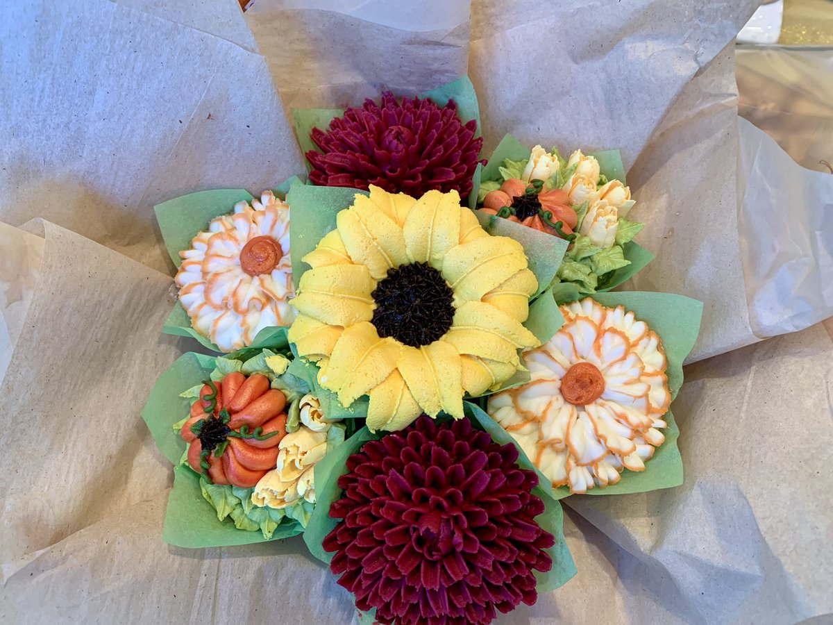 My boyfriend and son ordered these for today ….would be amazing to be able to make these …there’s a woman here locally that makes these and we get them for so many occasions..
Today was a surprise for sure !!!
#baking #CupCake #flowercupcakes #foodie #mother