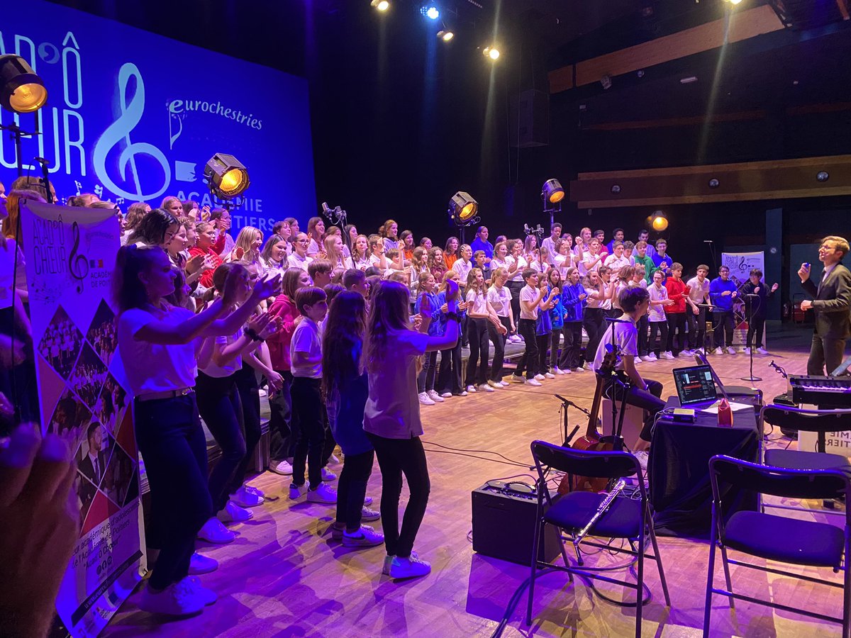YesWeCHAM's tweet photo. Un week-end riche en émotions et en partage musical pour les élèves @YesWeCHAM du @BedelCollege.
Les rencontres vocales châtelleraudaises ont permis à nos élèves de vivre des échanges riches et intenses avec l’@AcadOChoeur et Fanny Brosset.
Bravo à tous les acteurs de ce festival https://t.co/BD4aKMqZfp